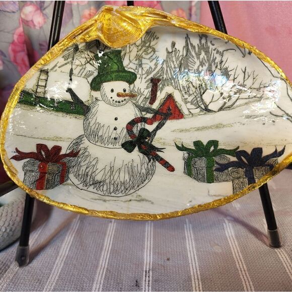 DECOUPAGE CLAM SHELL DECOUPAGE SNOWMAN ON A CLAM SHELL TRINKET DISH - Picture 1 of 10